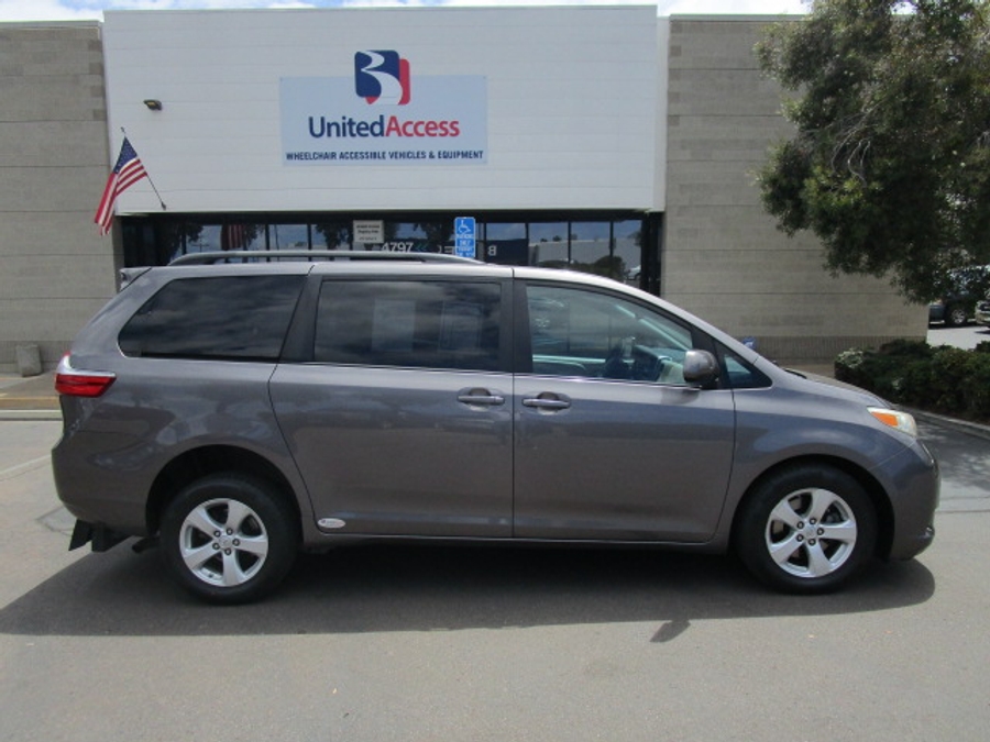 Used 2015 Toyota Sienna LE - FRE Rear Entry Entry Fold Out Manual Ramp