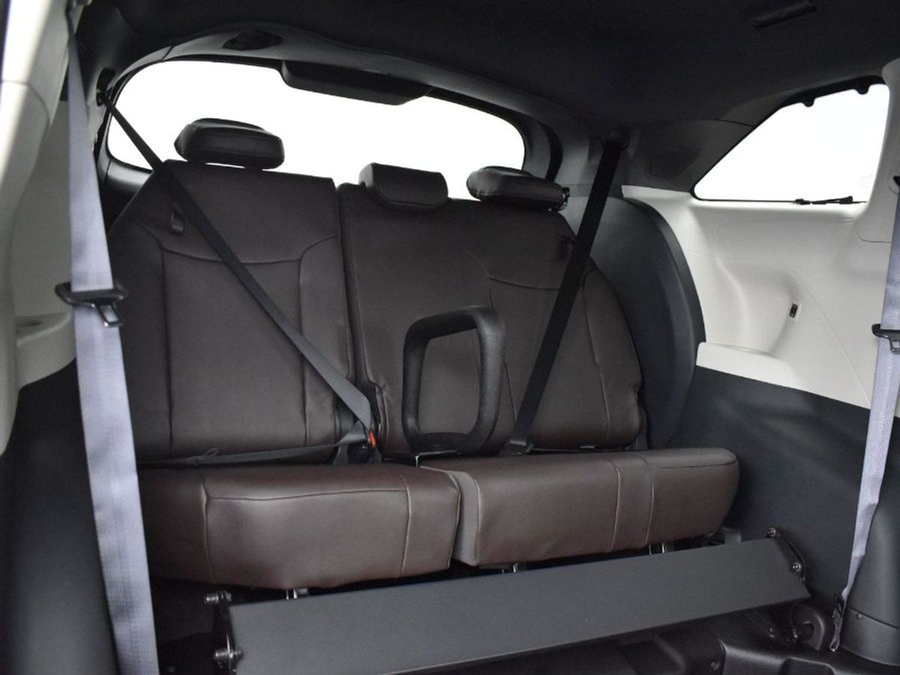 Blue Toyota Sienna image number 10