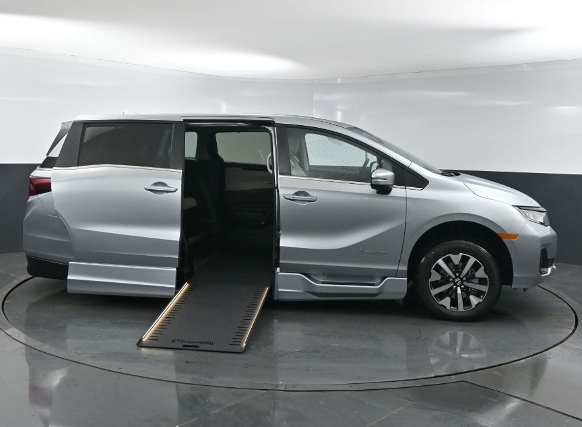 Silver Honda Odyssey image number 7