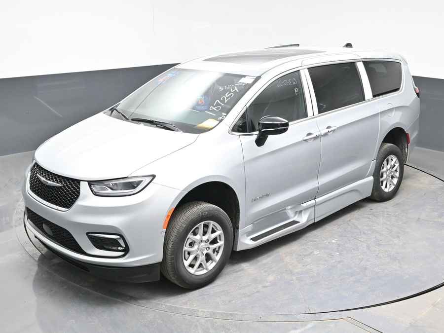 New 2026 Chrysler Pacifica Select Plus - BraunAbility Side Entry Entry In Floor Automatic Ramp