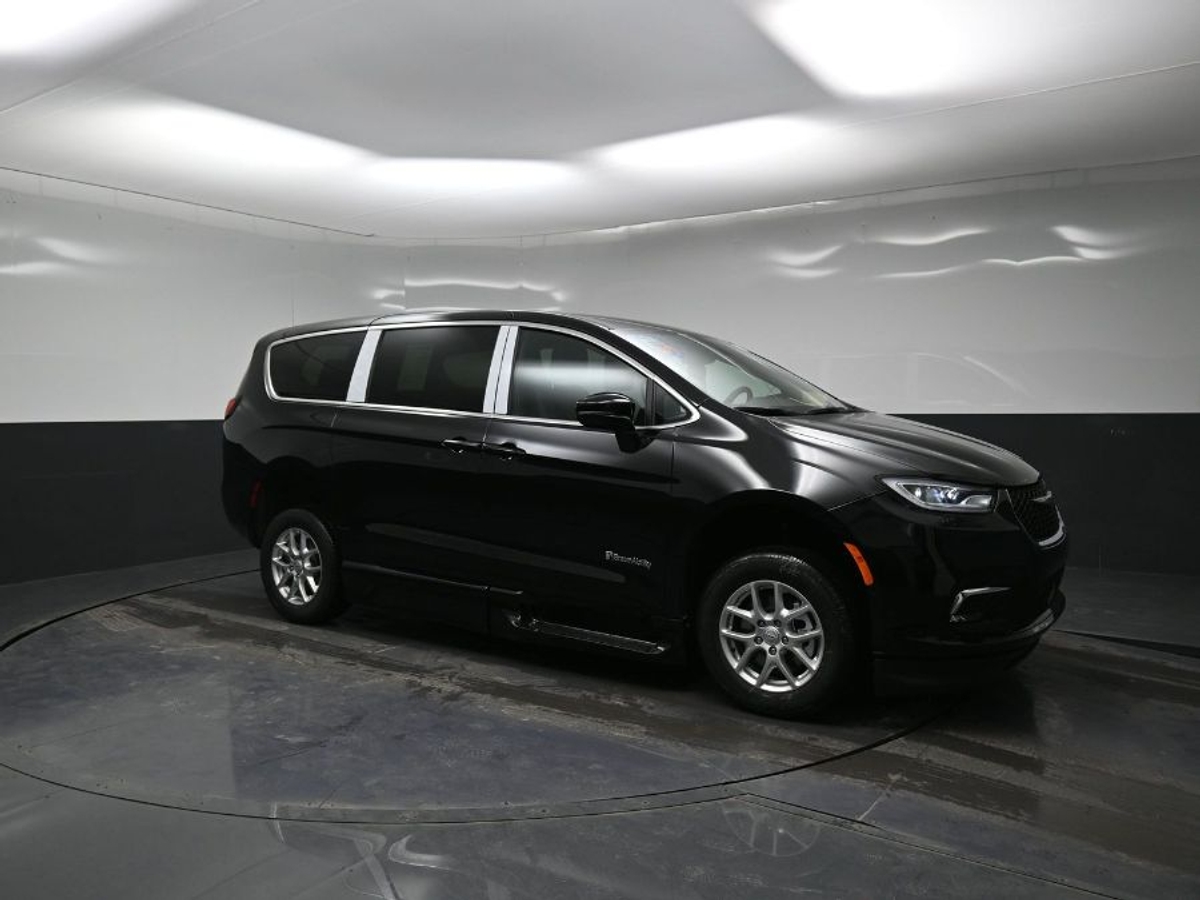 Black Chrysler Pacifica image number 17