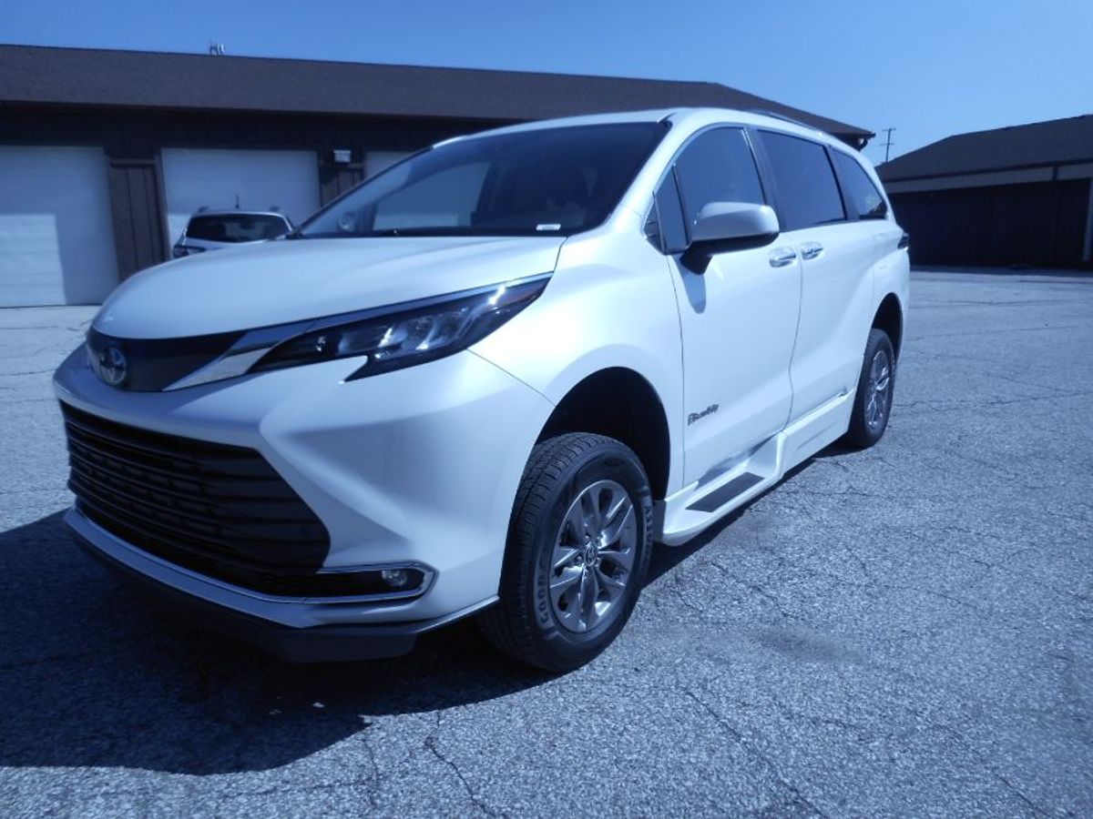 White Toyota Sienna image number 1