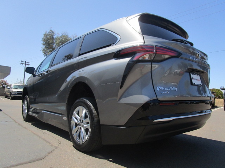 New 2026 Toyota Sienna Hybrid XSE Sport - BraunAbility Side Entry Fold Out Automatic Ramp