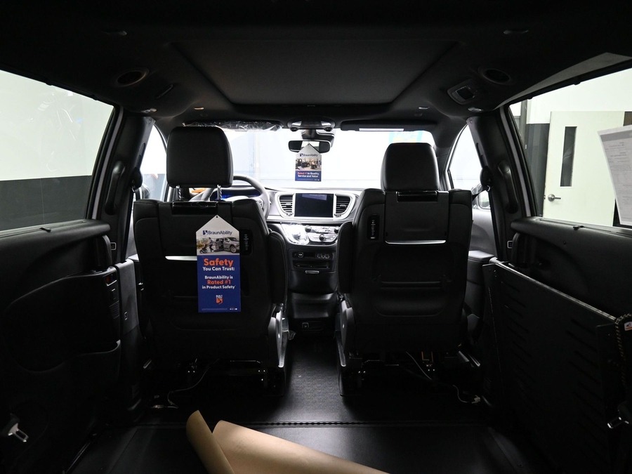 White Chrysler Pacifica image number 18