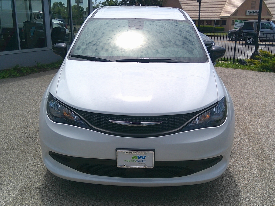 White Chrysler Voyager image number 1