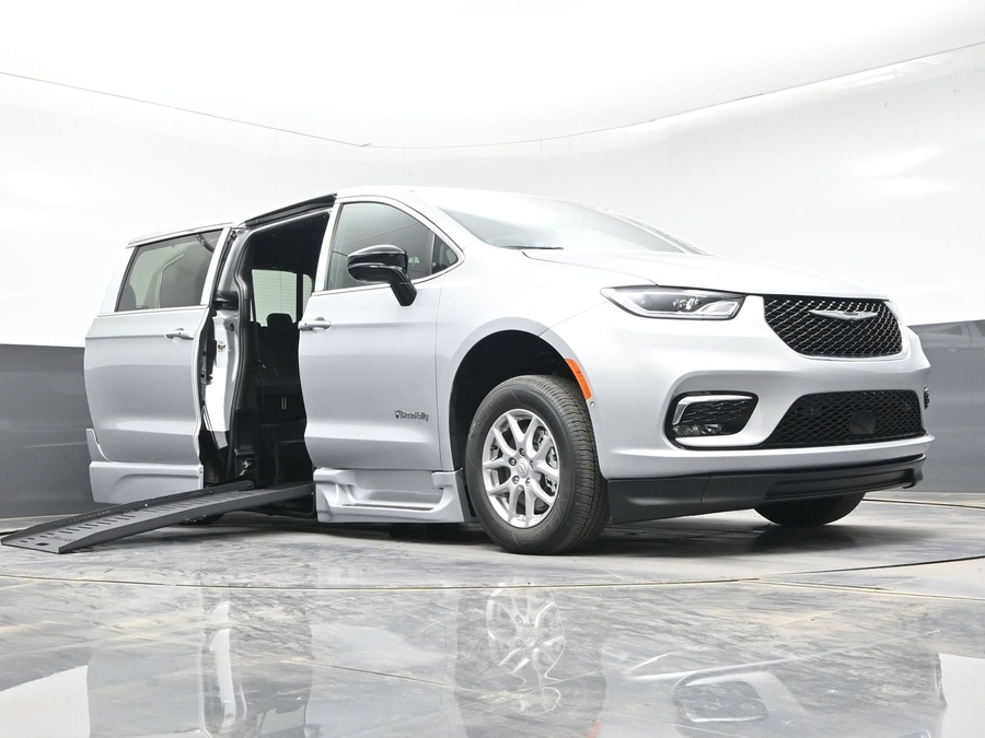 Silver Chrysler Pacifica image number 15