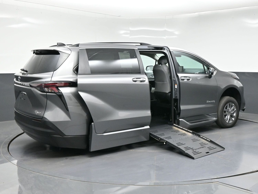 New 2026 Toyota Sienna Hybrid XLE Base - BraunAbility Side Entry Fold Out Automatic Ramp