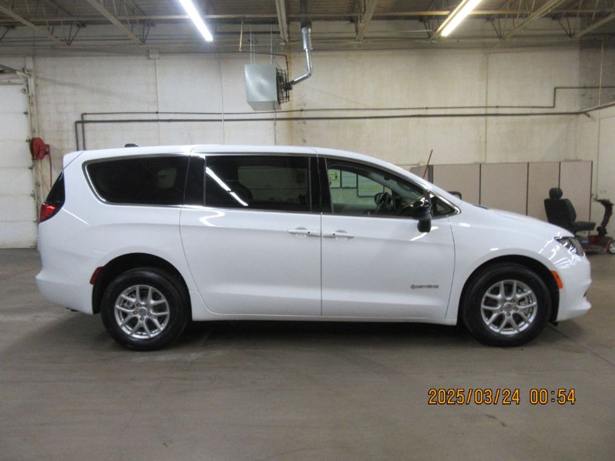 White Chrysler Voyager image number 15