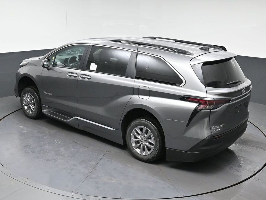 Grey Toyota Sienna image number 7