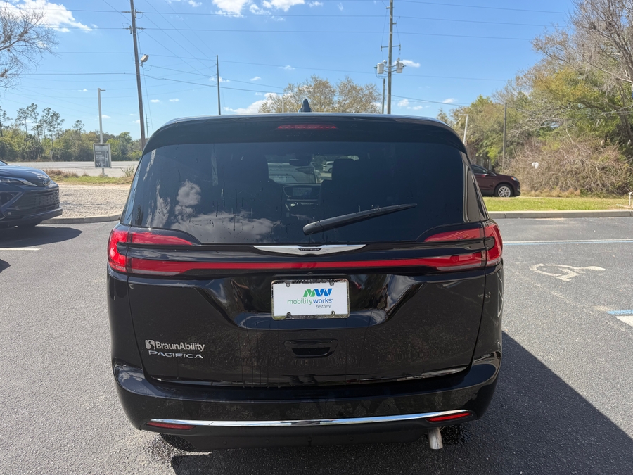 Black Chrysler Pacifica image number 14