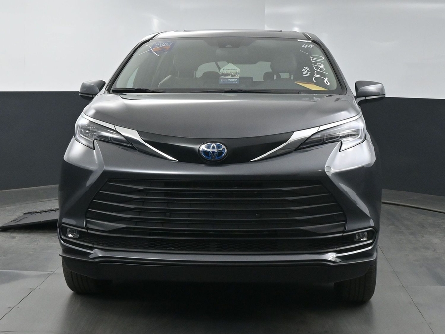 New 2025 Toyota Sienna Hybrid XLE Base - BraunAbility Side Entry Entry In Floor Automatic Ramp
