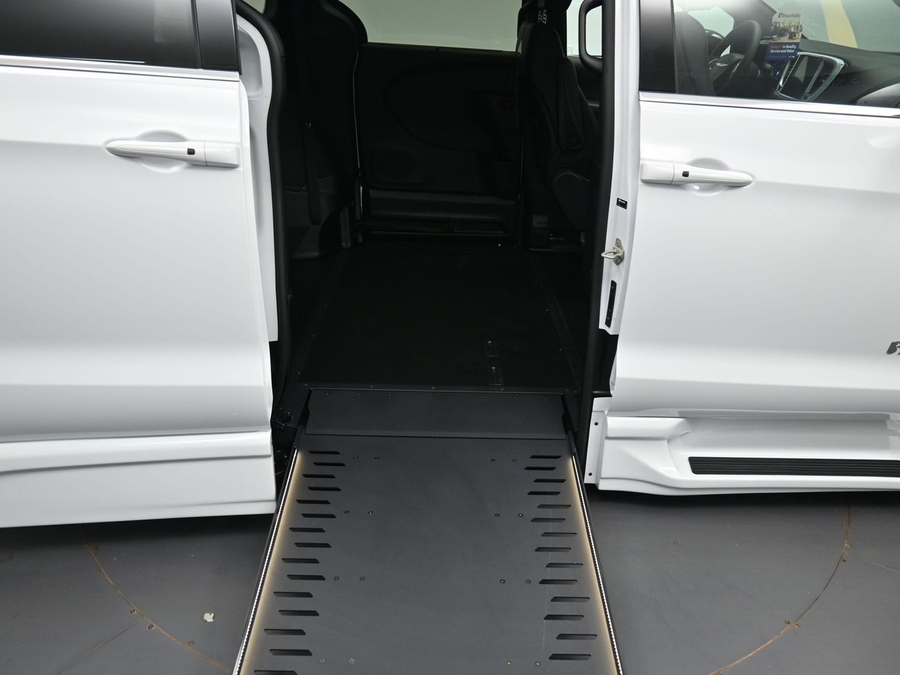 White Chrysler Voyager image number 10