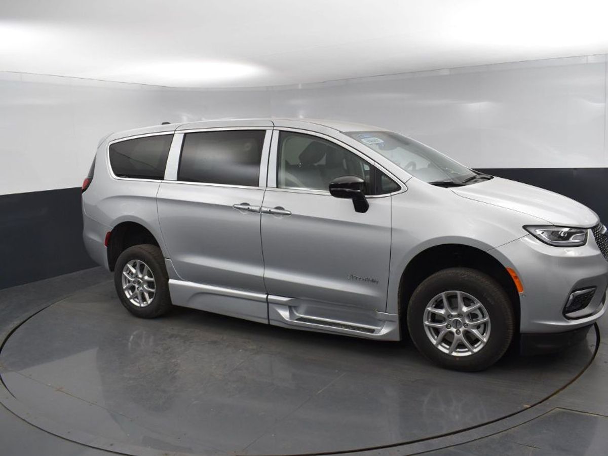 Silver Chrysler Pacifica image number 12