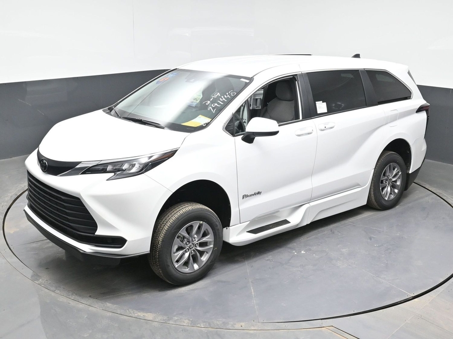New 2026 Toyota Sienna Hybrid LE - BraunAbility Side Entry Entry Fold Out Automatic Ramp