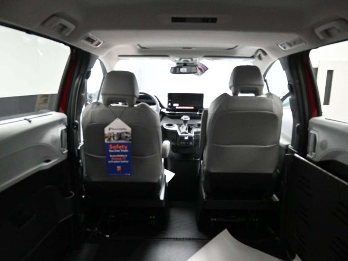 2025 TOYOTA SIENNA - Image 18