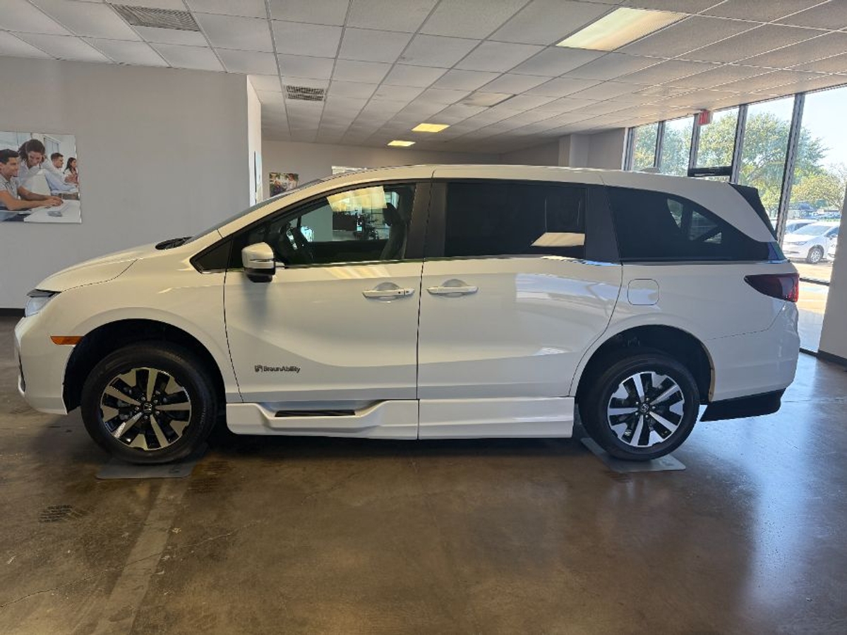 White Honda Odyssey image number 2