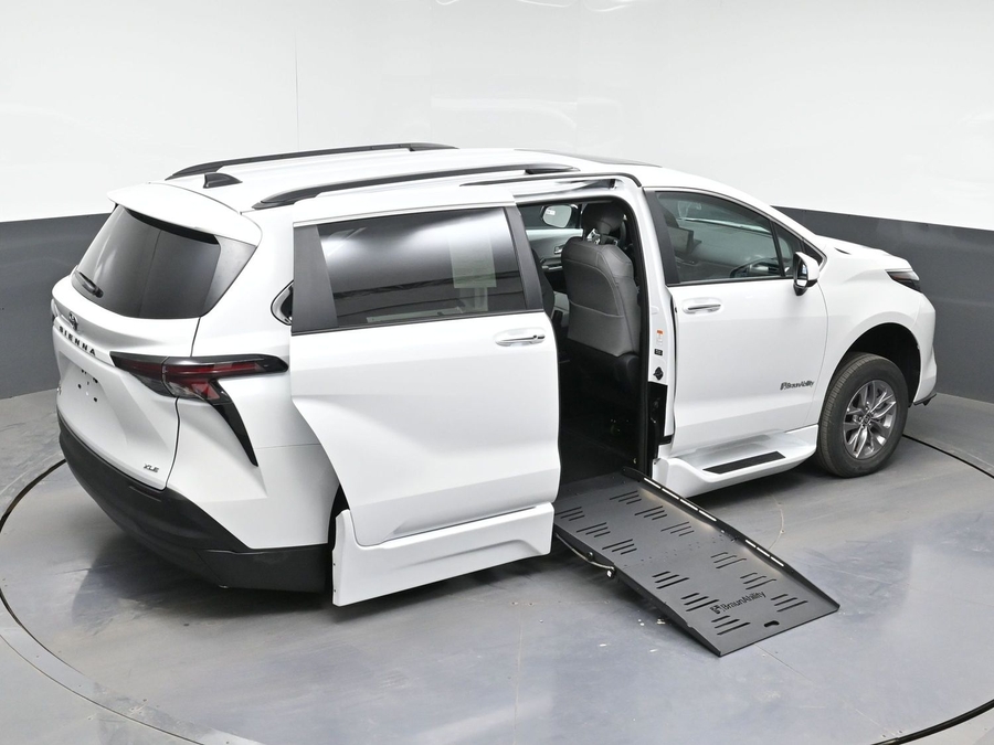 New 2026 Toyota Sienna Hybrid XLE Add - BraunAbility Side Entry Fold Out Automatic Ramp