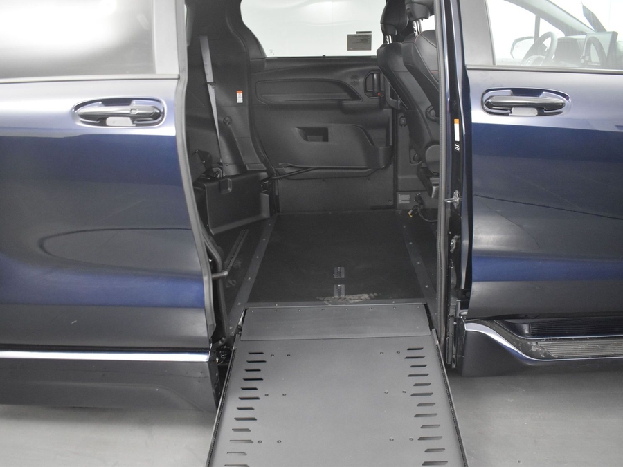 New 2025 Toyota Sienna Hybrid XSE Sport - BraunAbility Side Entry Entry In Floor Automatic Ramp