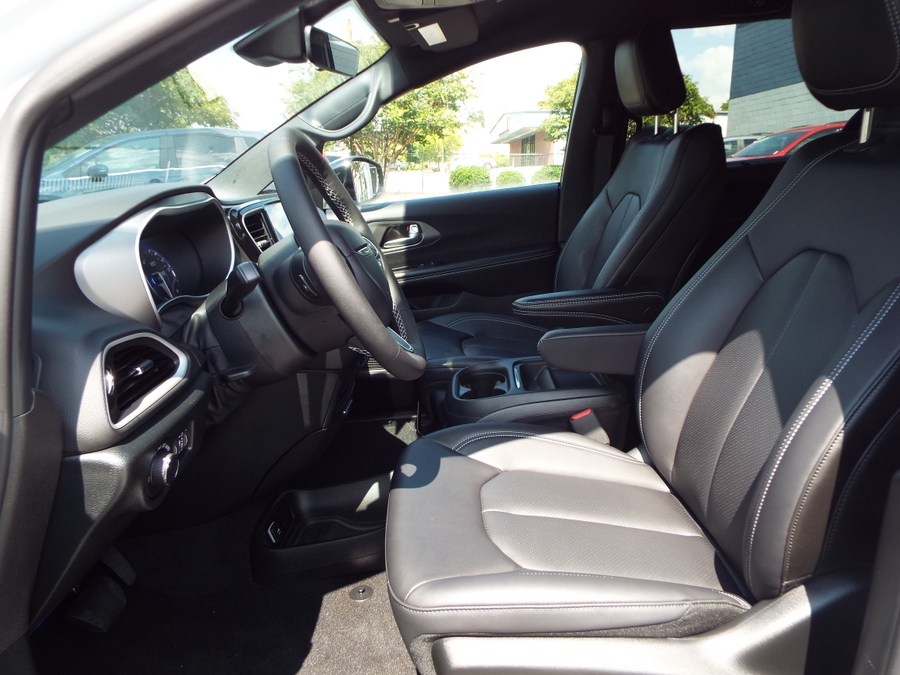 2027 Chrysler Voyager LX - Photo 17