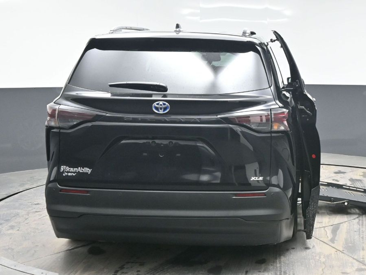 Black Toyota Sienna image number 5