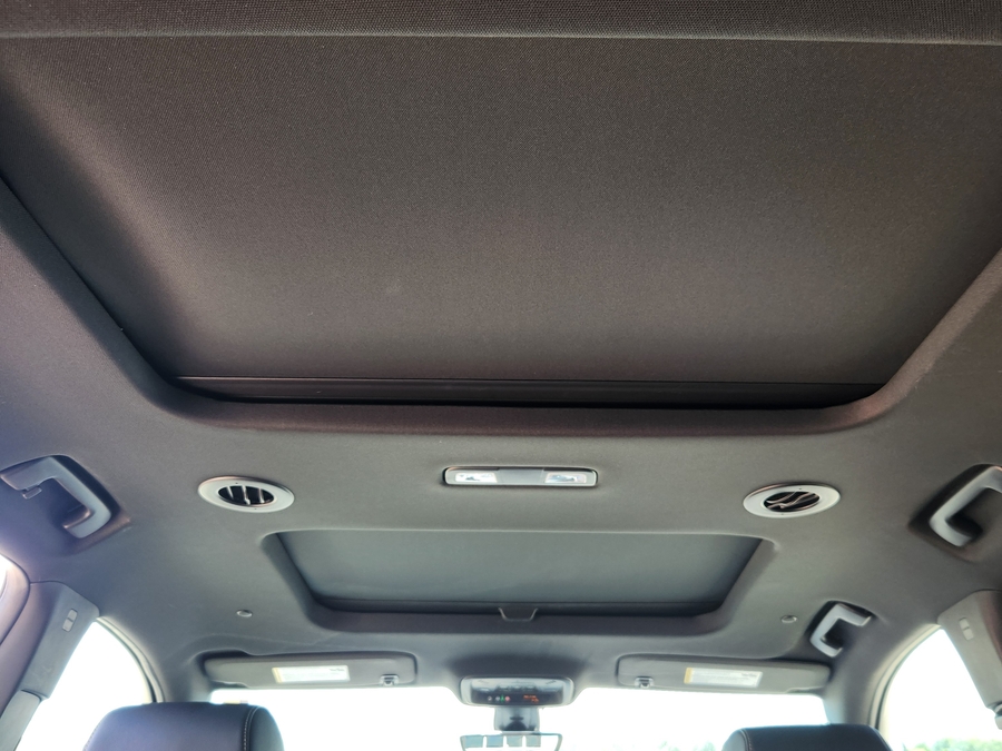 Blue Chevrolet Traverse image number 19