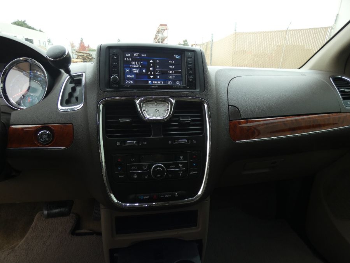 2015 CHRYSLER TOWN AND COUNTRY - Image 17