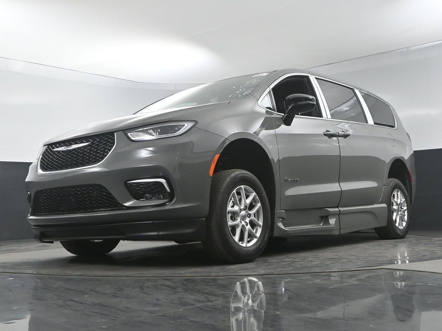 New 2025 Chrysler Pacifica Select Safety - BraunAbility Side Entry Entry Fold Out Automatic Ramp