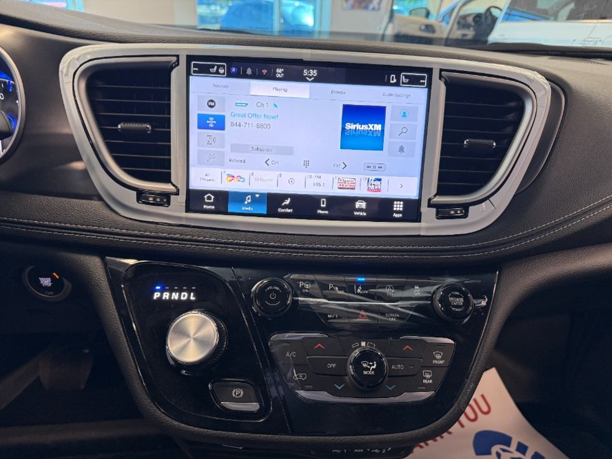 Black Chrysler Pacifica image number 17