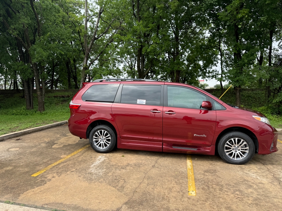 Used 2018 Toyota Sienna XLE - BraunAbility Side Entry Entry Fold Out Automatic Ramp