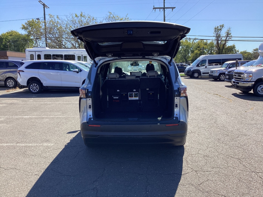 Silver Toyota Sienna image number 10