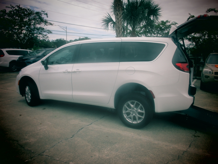 White Chrysler Pacifica image number 2