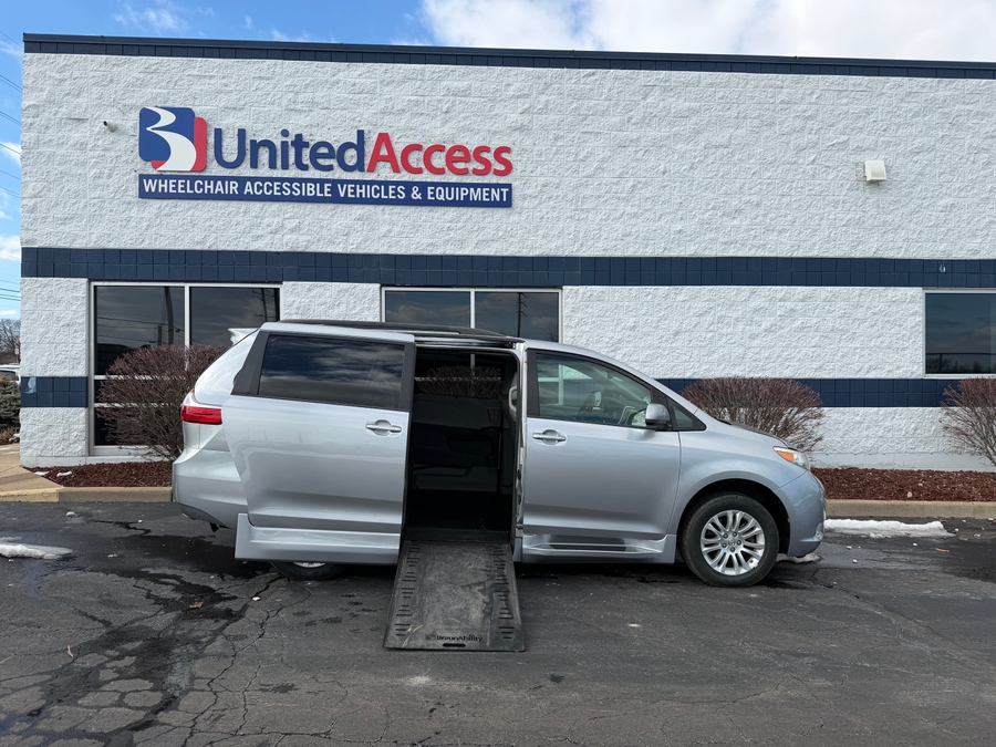 Used 2017 Toyota Sienna XLE Base - BraunAbility Side Entry Entry In Floor Automatic Ramp