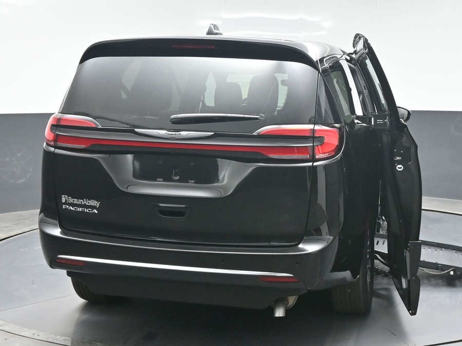 Black Chrysler Pacifica image number 5
