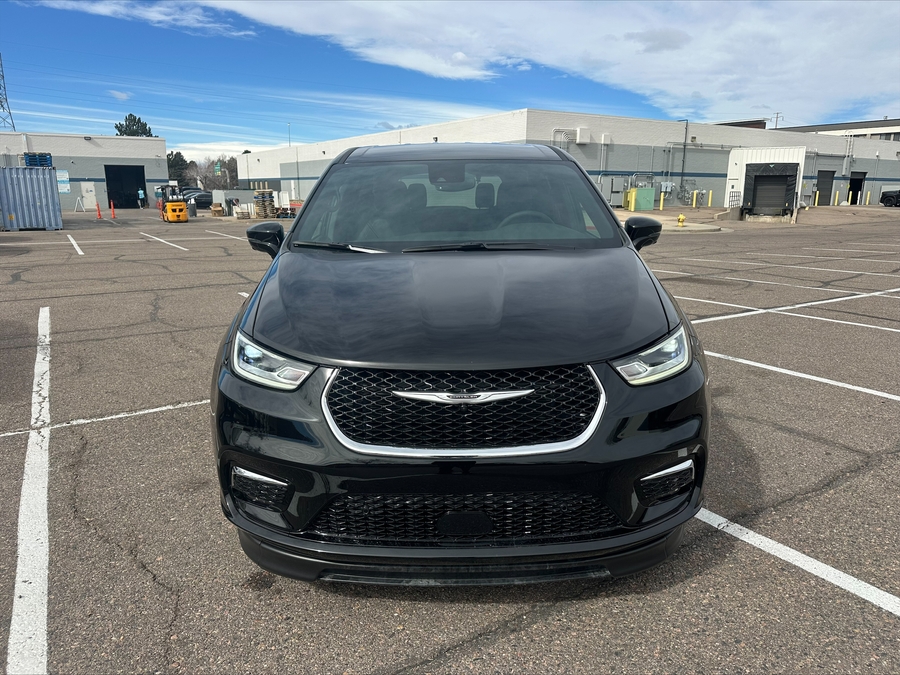 Black Chrysler Pacifica image number 23