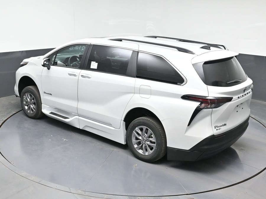 New 2026 Toyota Sienna Hybrid XLE Base - BraunAbility Side Entry In Floor Automatic Ramp
