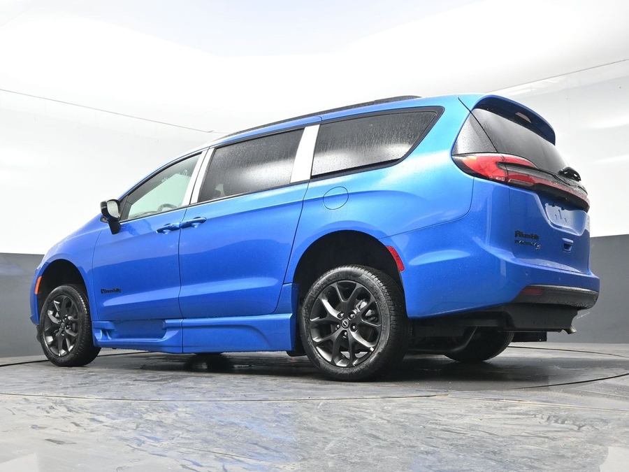 New 2026 Chrysler Pacifica Select Sport - BraunAbility Side Entry Entry Fold Out Automatic Ramp