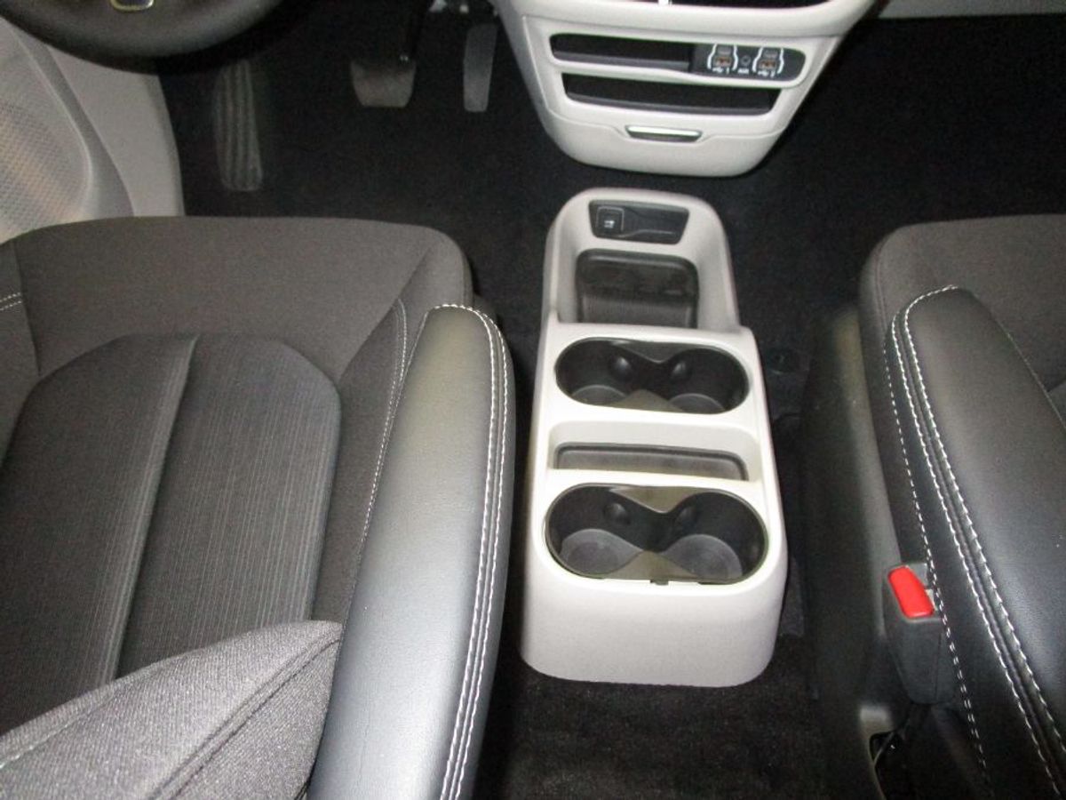 White Chrysler Voyager image number 16