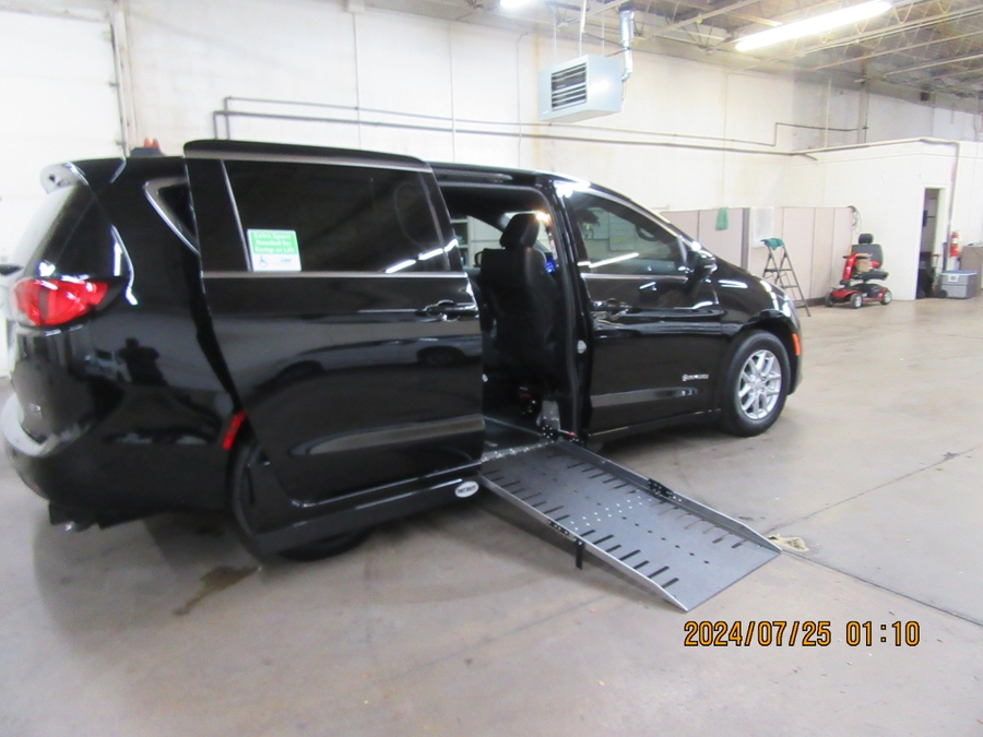 Black Chrysler Voyager image number 16