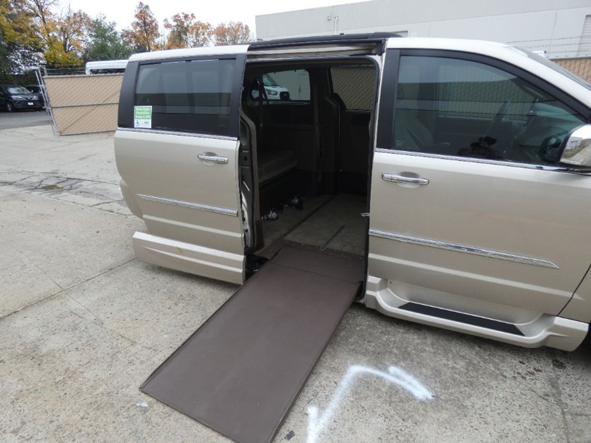 2015 CHRYSLER TOWN AND COUNTRY - Image 4