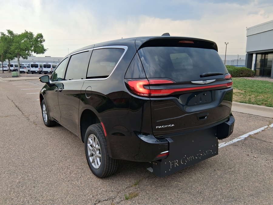 Black Chrysler Pacifica image number 14