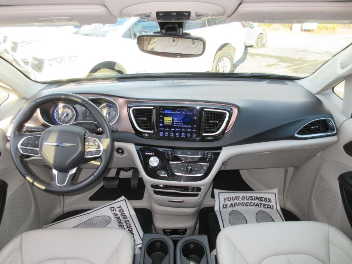 Black Chrysler Pacifica image number 2