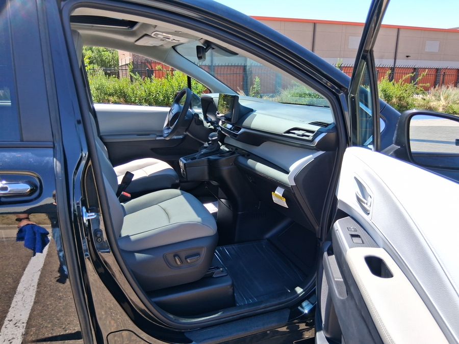 Black Toyota Sienna image number 4