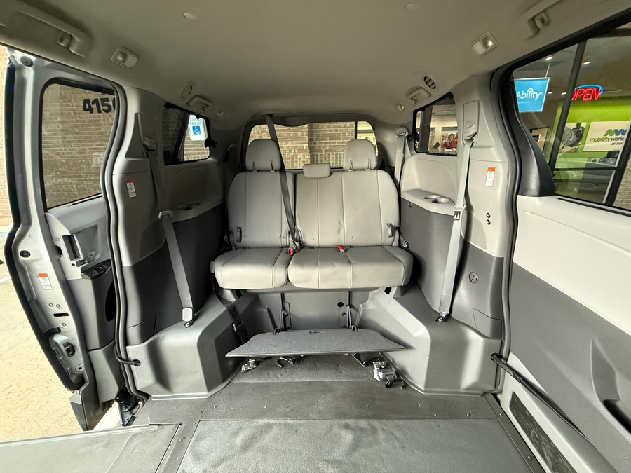 2017 Toyota Sienna XLE - Photo 6