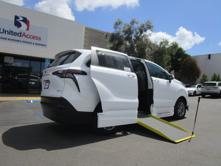 New 2025 Toyota Sienna Hybrid LE AWD w MID ROW - Vantage Mobility Commercial Side Entry Entry In Floor Manual Ramp