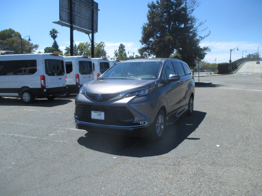 Grey Toyota Sienna image number 2