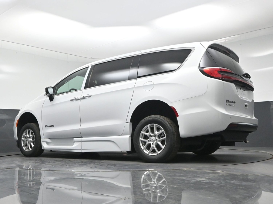 New 2026 Chrysler Pacifica Select Safety - BraunAbility Side Entry Fold Out Automatic Ramp