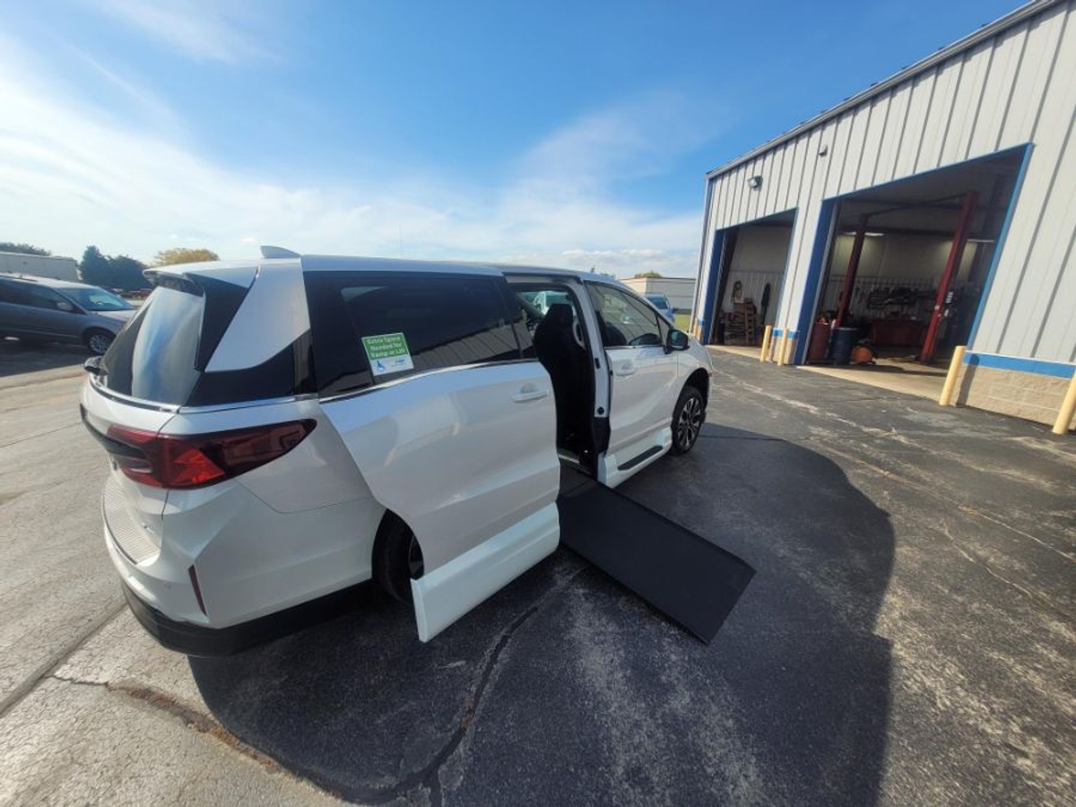 White Honda Odyssey image number 11