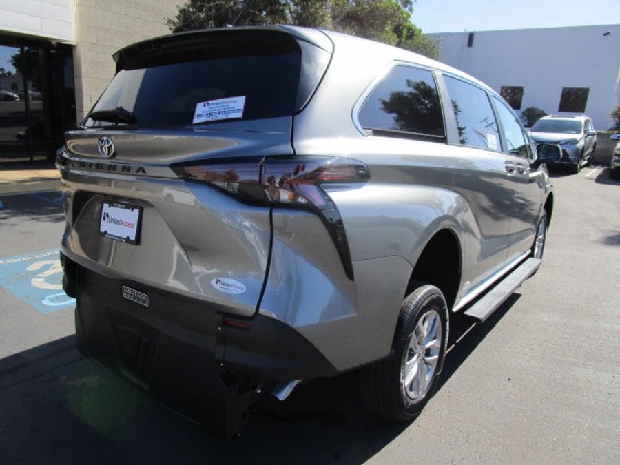 New 2026 Toyota Sienna Hybrid LE - Vantage Mobility Commercial Rear Entry Entry Fold Out Manual Ramp
