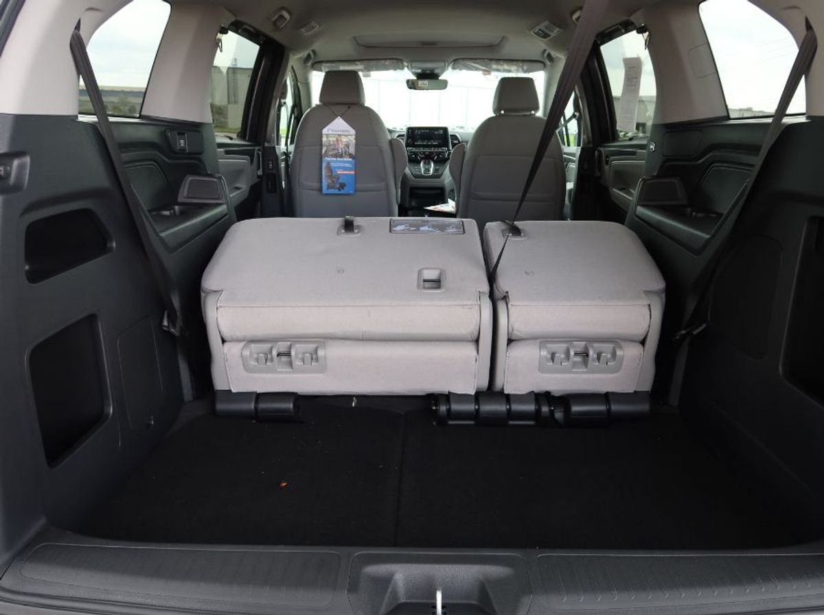 Grey Honda Odyssey image number 8
