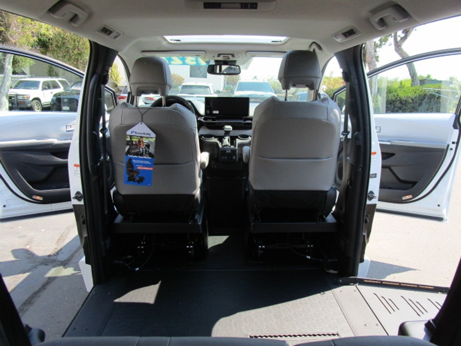 New 2025 Toyota Sienna Hybrid XLE Base - BraunAbility Side Entry Entry Fold Out Automatic Ramp